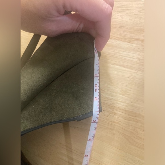 Beautiful Daisy Fuentes Mary Jane style wedge shoes in an army green like color - Picture 8 of 10